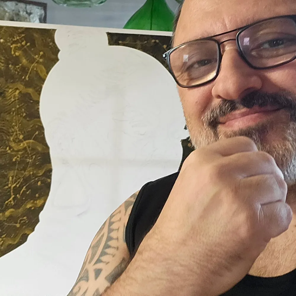 Bernard Del Bianchi im Atelier vor einer Leinwand im Entstehen