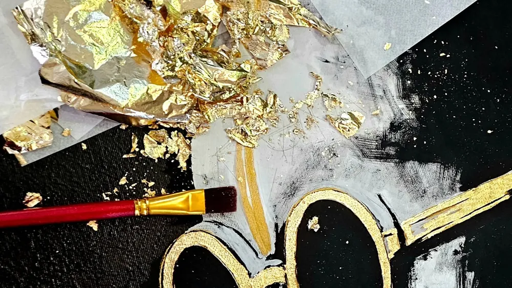 Blattgold wird mit dem Pinsel aufgetragen