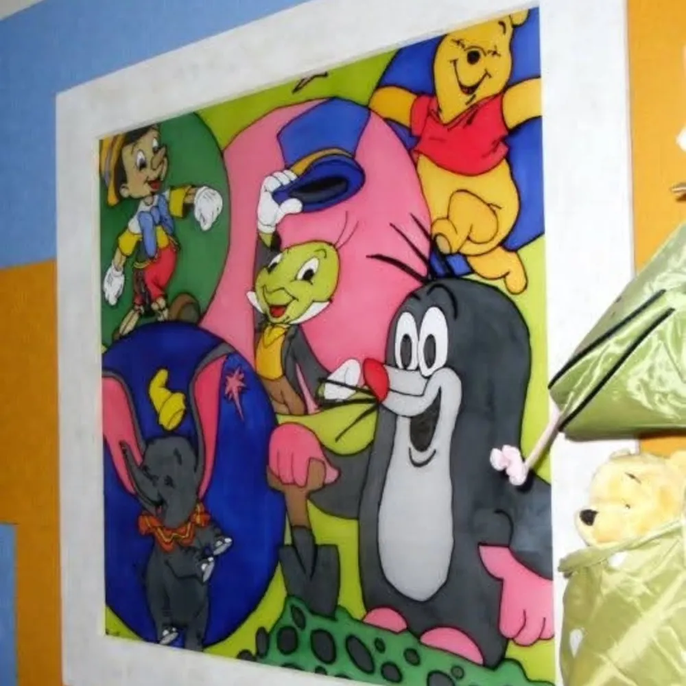 Seidenmalerei mit Zeichentrickfiguren an der Wand eines Kinderzimmers
